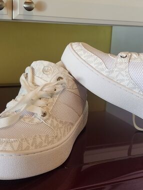 MICHAEL KORS SNEAKERS WOMEN'S SIZE 7.5 M / WHITE / EUC